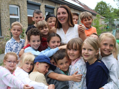 Een spontane (!) groepsknuffel vanwege de kinderen voor juf Julie: voor de kinderen van basisschool Spelenderwijs was Julie Paelinck geen directeur, maar een mamafiguur.