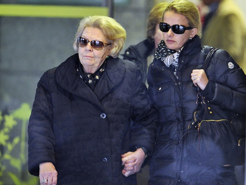 Hand in hand verlaten koningin Beatrix en prinses Mabel het ziekenhuis.