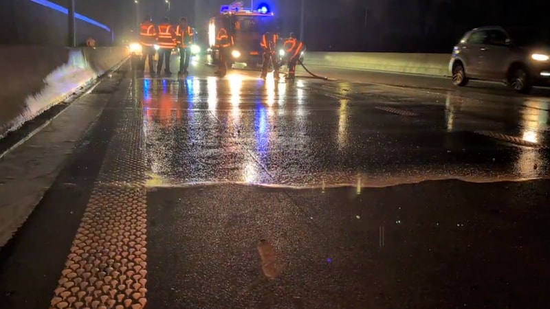 Los bomberos se encuentran en el lugar para despejar la carretera.