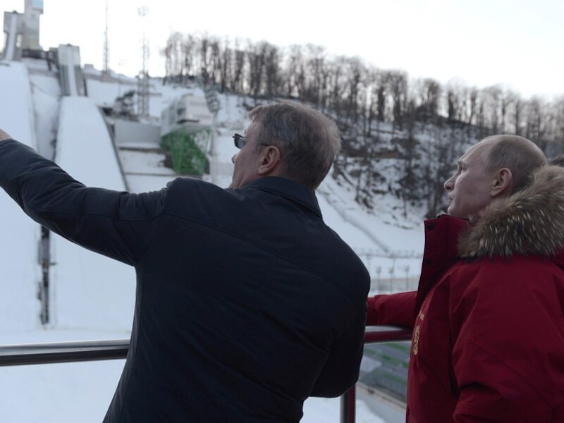 De Russische president Vladimir Poetin (R) bezocht gisteren de skihellingen van Sotjsi.