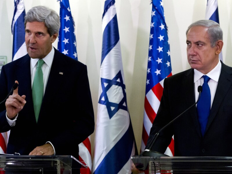 De Amerikaanse minister van Buitenlandse Zaken John Kerry en Israëlisch premier Benjamin Netanyahu.
