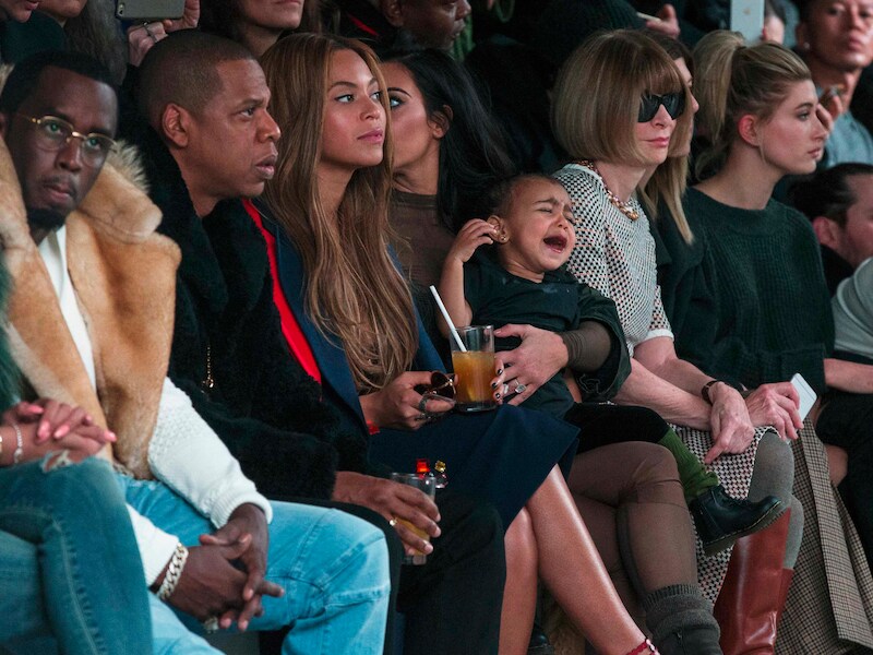 Baby North zette het tijdens de modeshow op een onbedaarlijk huilen.