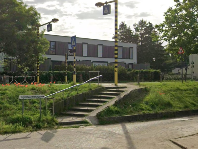 Ter hoogte van de school komt een nieuwe trap en helling om het hoogteverschil tussen beide straten te overbruggen