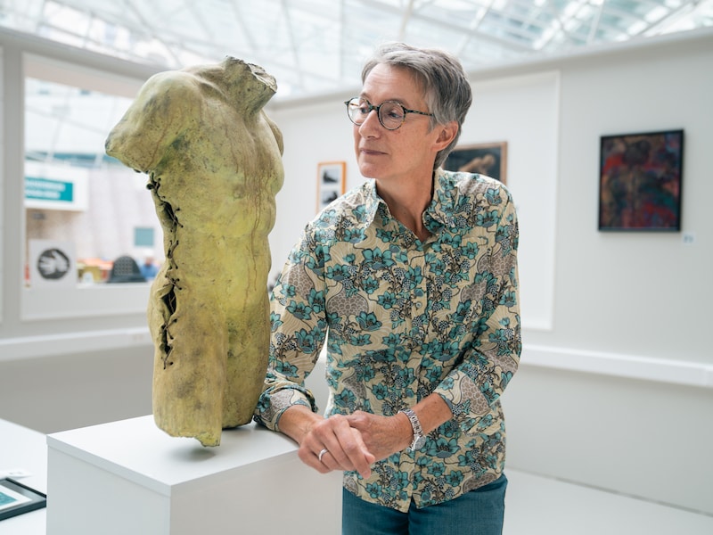 Marijke Declercq met haar kunstwerk Torso. 