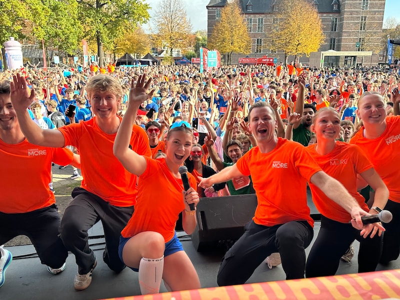 Stien Edlund warmde de studenten mee op
