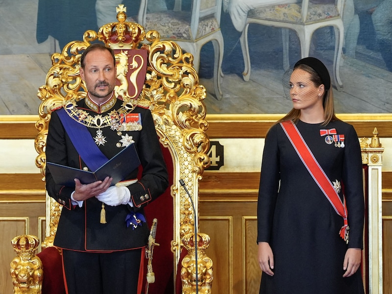 KIJK. Haakon VIII officieel koning van Noorwegen na eedaflegging met kroonprinses Ingrid Alexandra aan zijn zijde