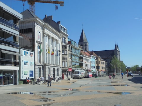De brandweer rukte ‘s nachts uit naar de Markt van Deinze.