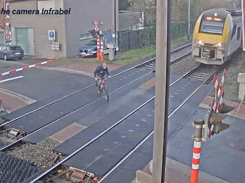 De overweg dwarsen terwijl de slagbomen zijn neergelaten, zoals op deze archieffoto in de Molenstraat in Wervik, is levensgevaarlijk. De fietser op de foto, die het incident overleefde, is niet de twintiger uit dit artikel.