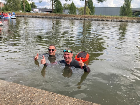 Schepen Christophe Stockman (rechts) ging in het water en stelde vast dat het aangenaam zwemmen is in de Vaart.