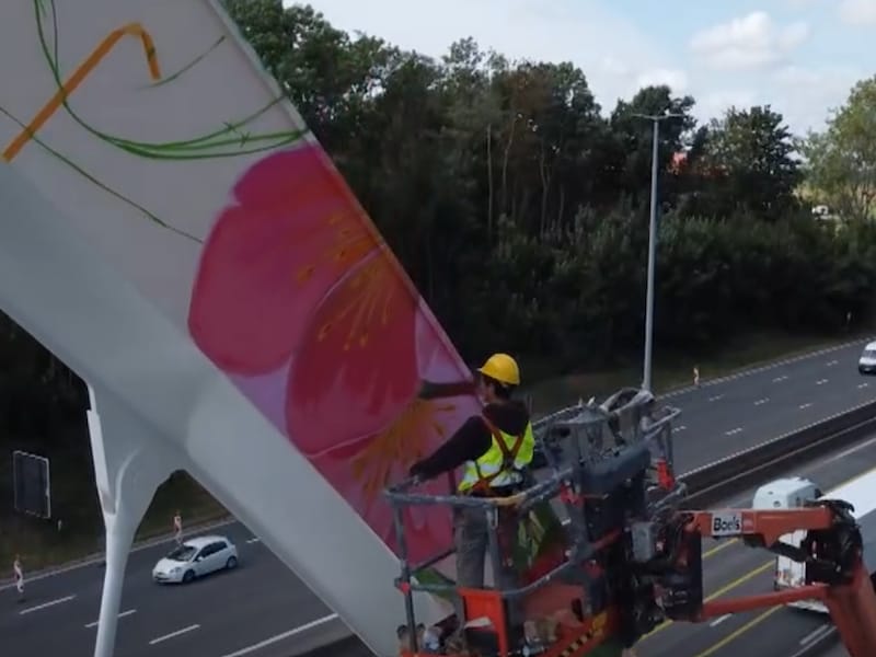 Kunstenaar tovert brug over E40 in Bertem om tot kleurrijk kunstwerk: “Bestuurders steken nu al duim in de lucht”