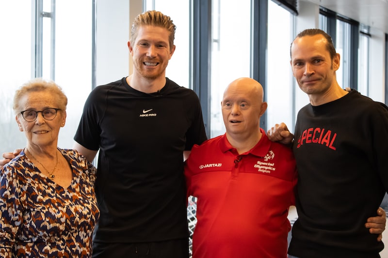 De Bruyne met Christoph, zijn moeder en Dominique Dehaene, directeur van Special Olympics Belgium.