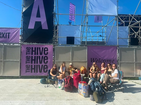 Vier uur voor The Hive open gaat, zitten de eerste kampeerders al te wachten.