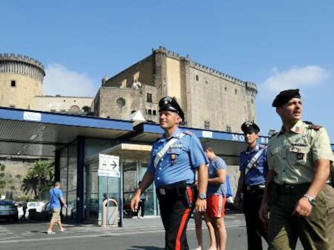 In Napels patrouilleren soldaten en carabinieri zij aan zij.