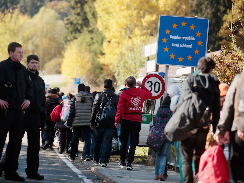 Vluchtelingen steken de grens tussen Oostenrijk en Duitsland over.