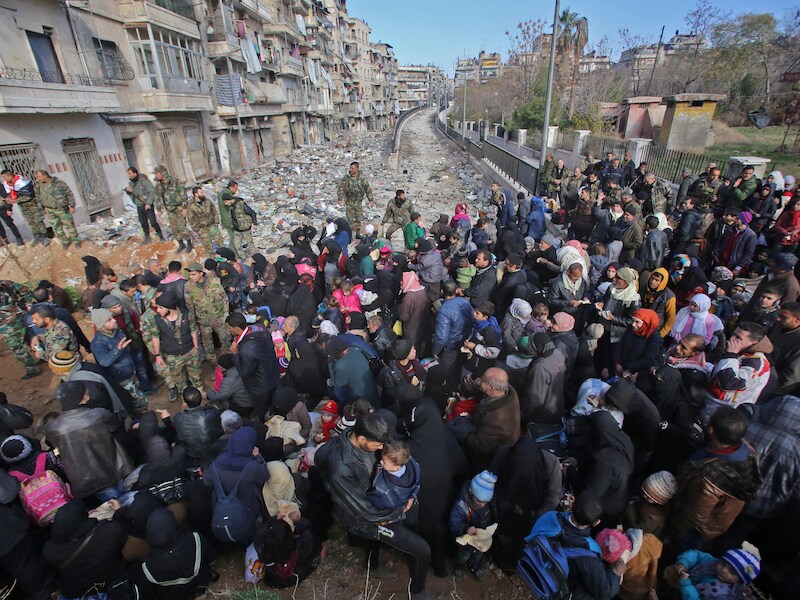 Syriërs vluchten massaal weg uit Oost-Aleppo.