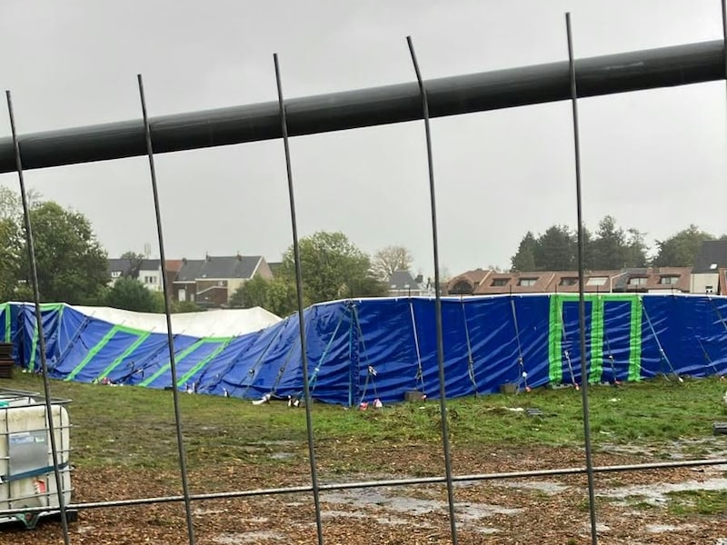 De tent van de Nacht van de Jeugdbeweging ligt nu plat.