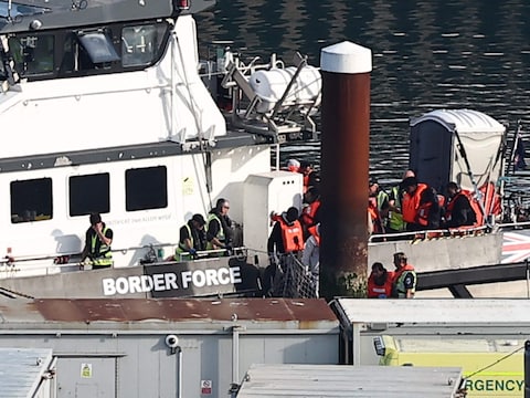 Extreemrechtse demonstranten proberen in Engelse Portsmouth bootmigranten tegen te houden
