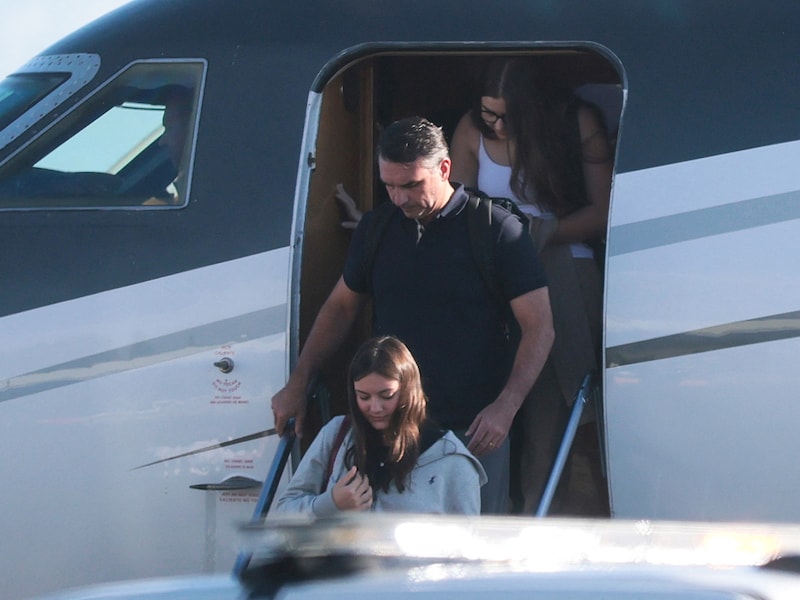 Flávio Bolsonaro en zijn gezinsleden stappen uit het vliegtuig in Miami