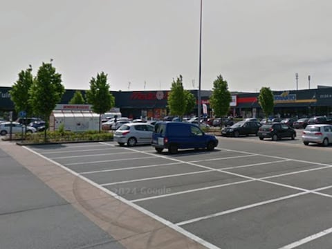 Een jongeman draaide meermaals donuts op de parking van de MediaMarkt in Oostakker.
