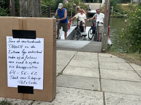 De lage waterstand speelt het veer in Afsnee parten