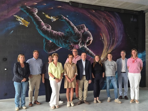 De bekendmaking van de plannen voor het openingsweekend van De Prins, gingen gepaard met de onthulling van een indrukwekkend kunstwerk van jonk. op de muur van jeugdhuis De Komeet.