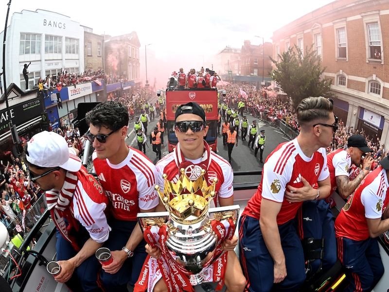 Verloren Champions League-finale al doorgespoeld: Leandro Trossard en Arsenal vieren Premier League-winst op parade met open bus