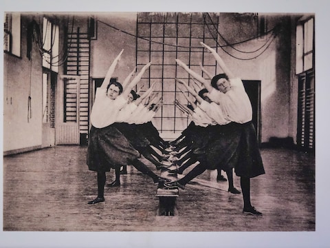 Een archiefbeeld van turnzaal Les Peupliers, een ontwerp van Victor Horta, in Vilvoorde