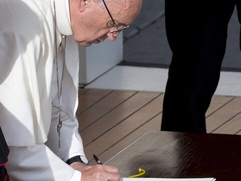 Paus Franciscus tekent documenten ter afsluiting van het Heilige Jaar.