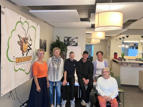 Van links naar rechts: Natasja Pringels, Vanessa Joos, een vrijwilliger van de Moazoart, Bert Reniers, Kozeta Kullolli en Myriam van den Driessche.