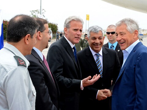 De Amerikaanse minister van Defensie Chuck Hagel wordt begroet door de directeur-generaal van het ministerie van Defensie in Israël.