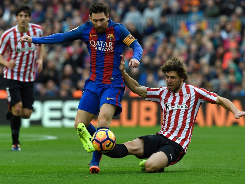 Alvarez probeert Messi van de bal te zetten.