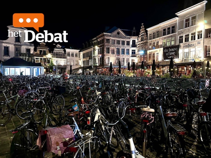 Fietsen op elkaar geplaatst aan de Vrijdagsmarkt.