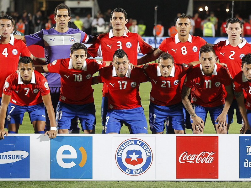 Eduardo Vargas (voorste rij, tweede van rechts) bij de nationale ploeg van Chili.