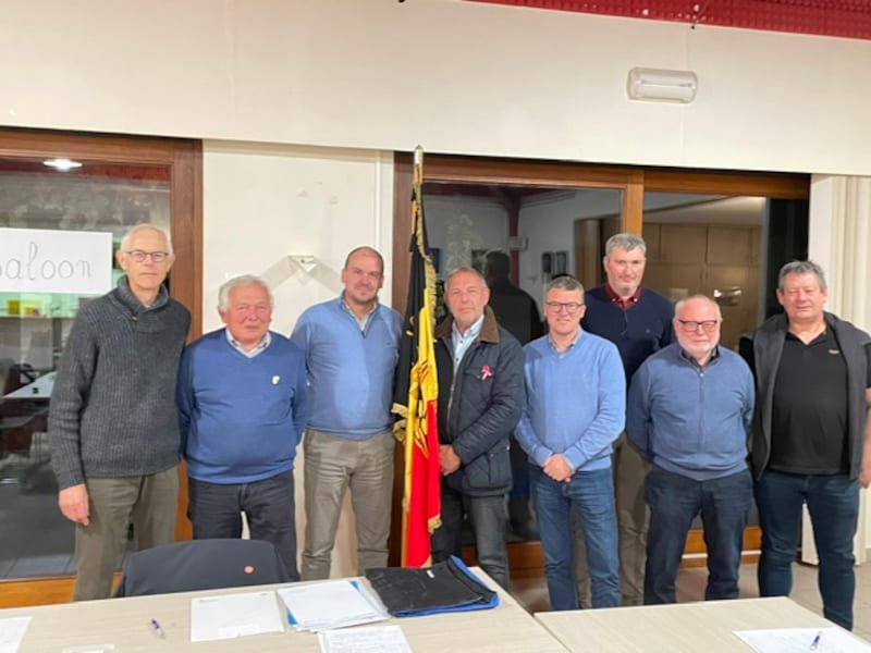 De organisatoren van Ooike en Petegem, samen met burgemeester Luc Vander Meeren, schepen van sport Koen Desloovere en Voorzitter KWC Chris Lamon. Mama Merlier, Heidi van café het Pleintje in Wortegem was verontschuldigd.