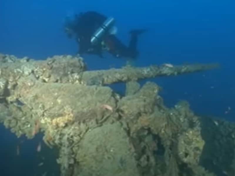 Een duiker bij het wrak van het Duitse oorlogsschip KT voor de Italiaanse kust.