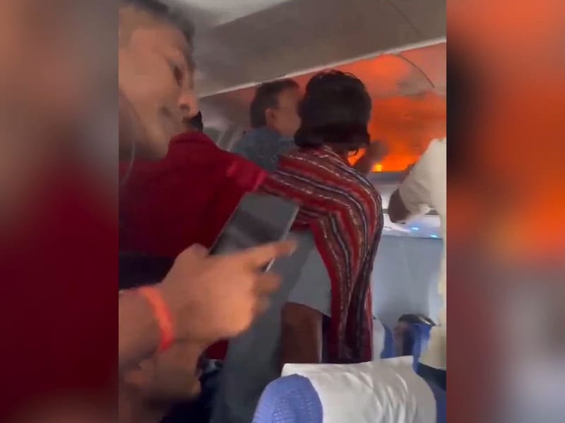 Passagiers merkten rook op uit een bagagevak en probeerden de brand zelf te blussen. 