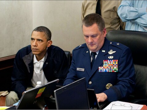 President Obama volgt gespannen de militaire raid op de schuilplaats van Osama Bin Laden.