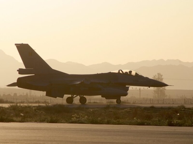 Een Belgische F-16 op de NAVO-basis van Kandahar. (Archieffoto)