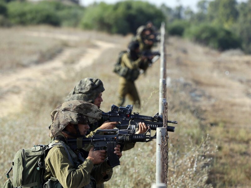 Israëlische soldaten houden de grens scherp in de gaten.