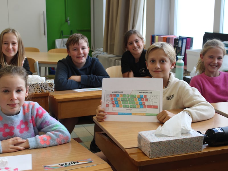 Edward van basisschool 'De Libel' uit Leisele toont het kartonnen klavier waarop hij blind leert typen. "Neen, het is niet moeilijk", vindt hij.