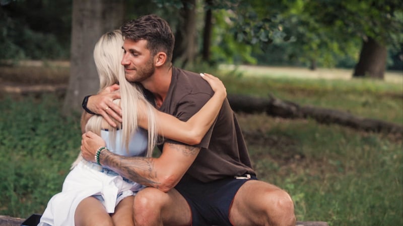 Sien en Ziggy nemen afscheid van elkaar.