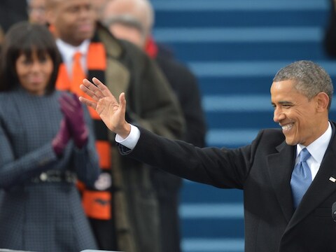President Obama wuift naar de honderdduizenden mensen die naar Washington trokken om zijn inauguratie bij te wonen.