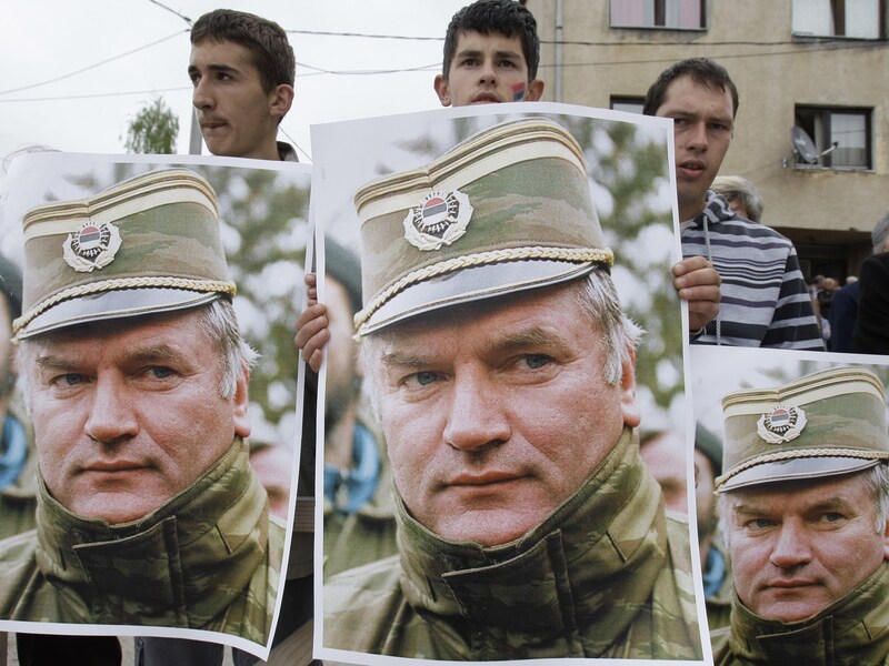 Bosnische Serven komen de straat op in de geboorteplaats van Ratko Mladic, Kalinovik.