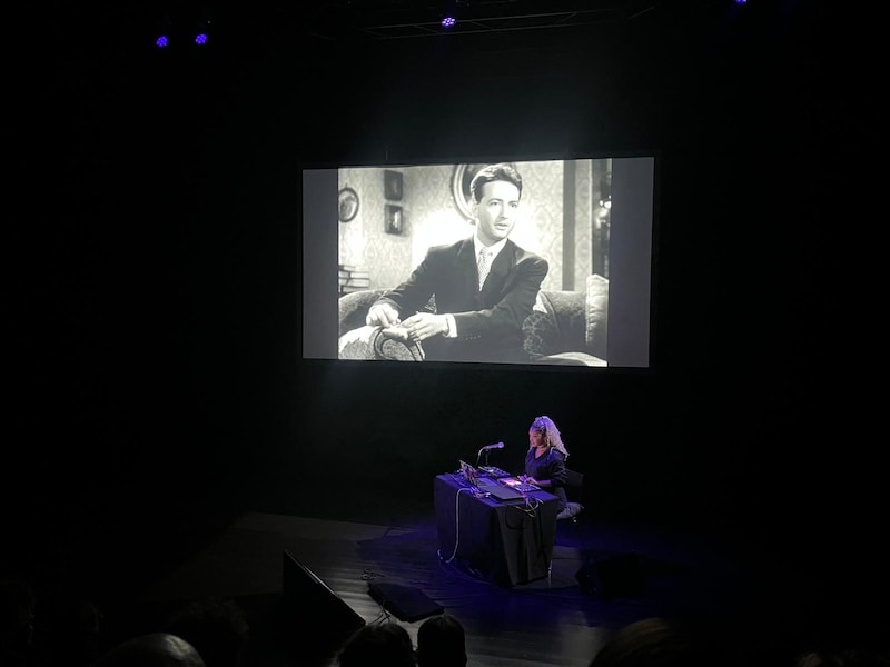 'Outrage' krijgt een gloednieuwe live-score van componiste en elektronische artieste Laryssa Kim.

