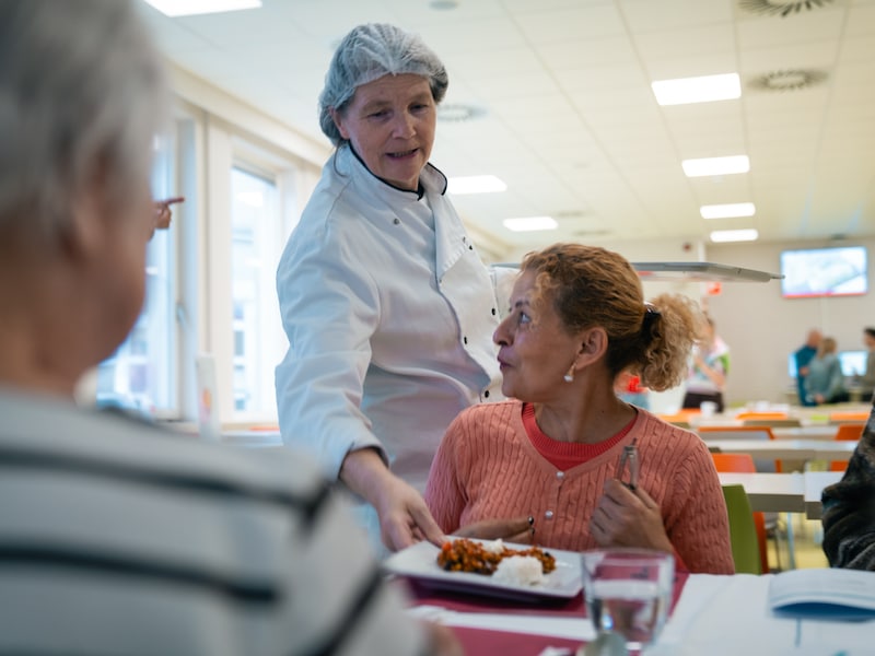 Patiënten en vrijwilligers van Ziekenhuis aan de Stroom testen het nieuwe wintermenu.