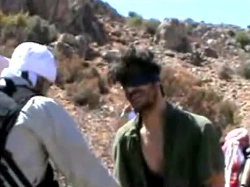 Screenshot van een video waarin Austin Tice waarschijnlijk met zijn ontvoerders te zien is.