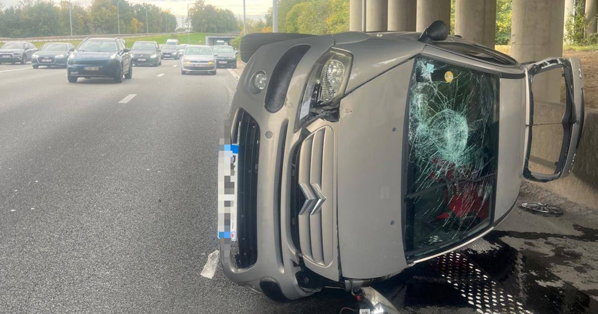 Auto belandt op zijkant na ongeval op E19 bij Mechelen-Noord
