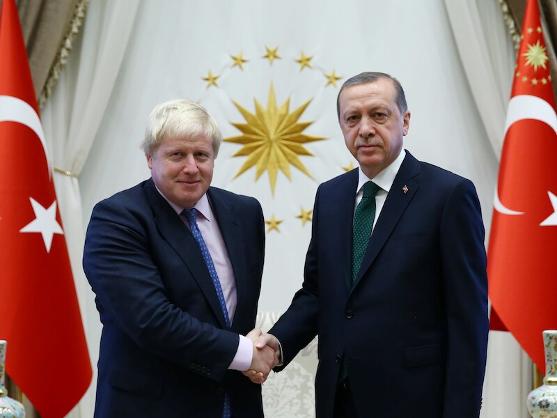 De Britse Buitenlandminister Boris Johnson schudt de hand van de Turkse president Erdogan.