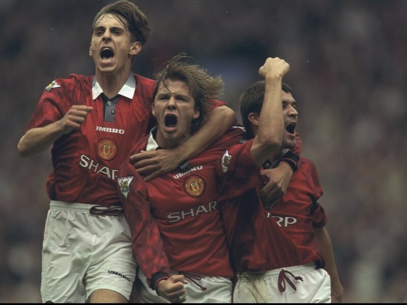 Herken je de jonge Beckham in het midden? Hij wordt omringd door Gary Neville (links) en Roy Keane.