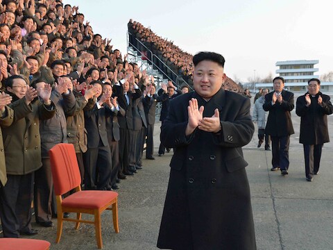 Deze foto van Kim Jong-un is gisteren vrijgegeven door het Noord-Koreaanse persbureau KCNA. De leider bezoekt hier een conferentie voor werknemers uit de agrarische sector.